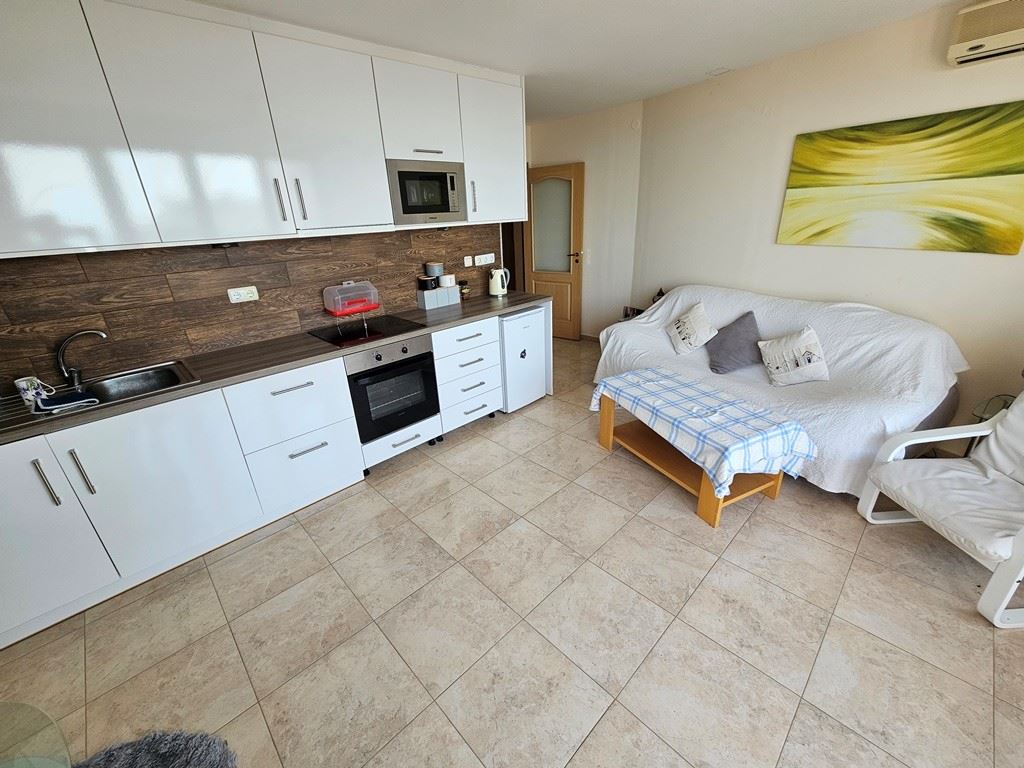 Panoramatický apartmán se dvěma ložnicemi jen pár metrů od pláže v Elenite s úžasným výhledem na záliv