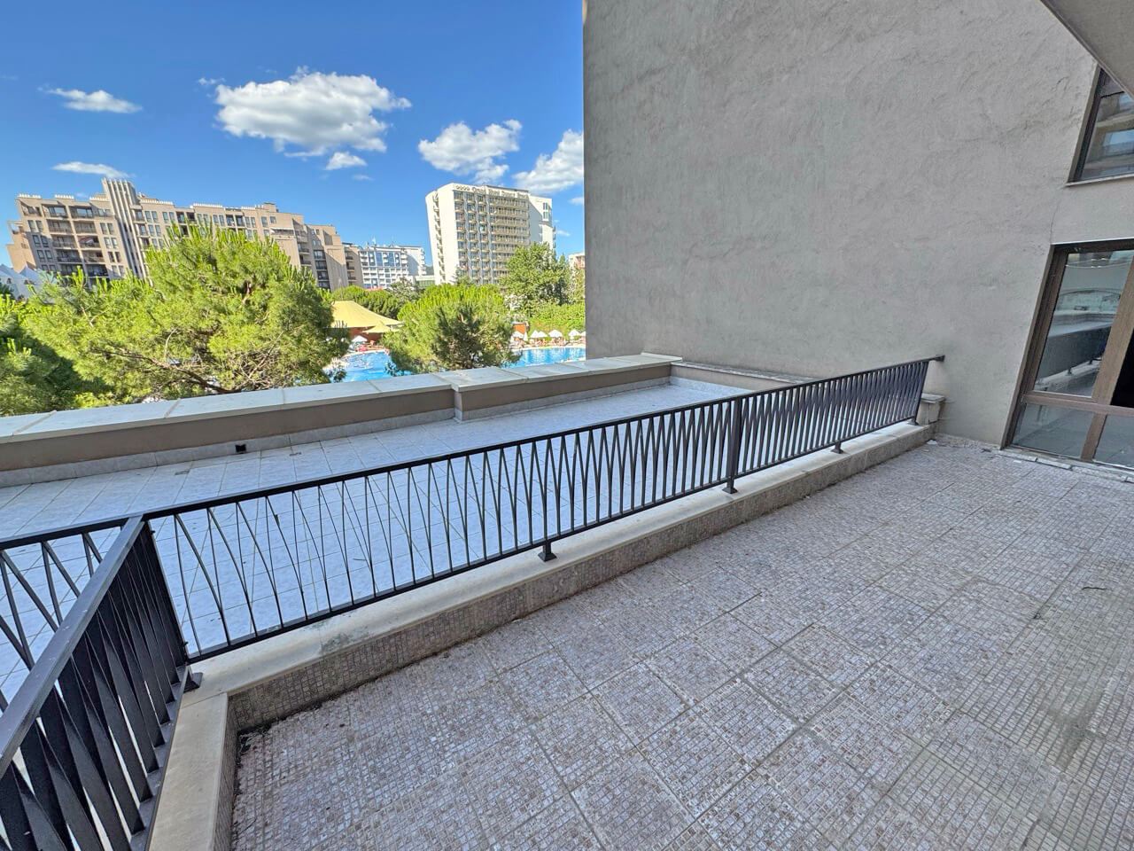 Exkluzivní apartmán s jednou ložnicí v pětihvězdičkovém komplexu 100 m od moře v Slunečném pobřeží