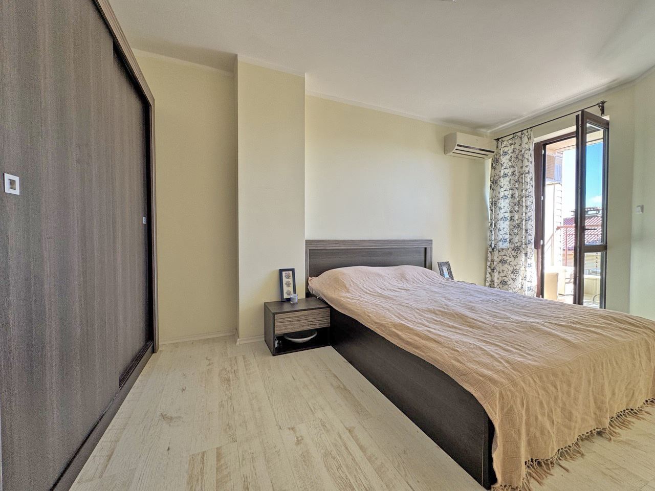 Zařízený apartmán s jednou ložnicí a krásným výhledem na Slunečné pobřeží