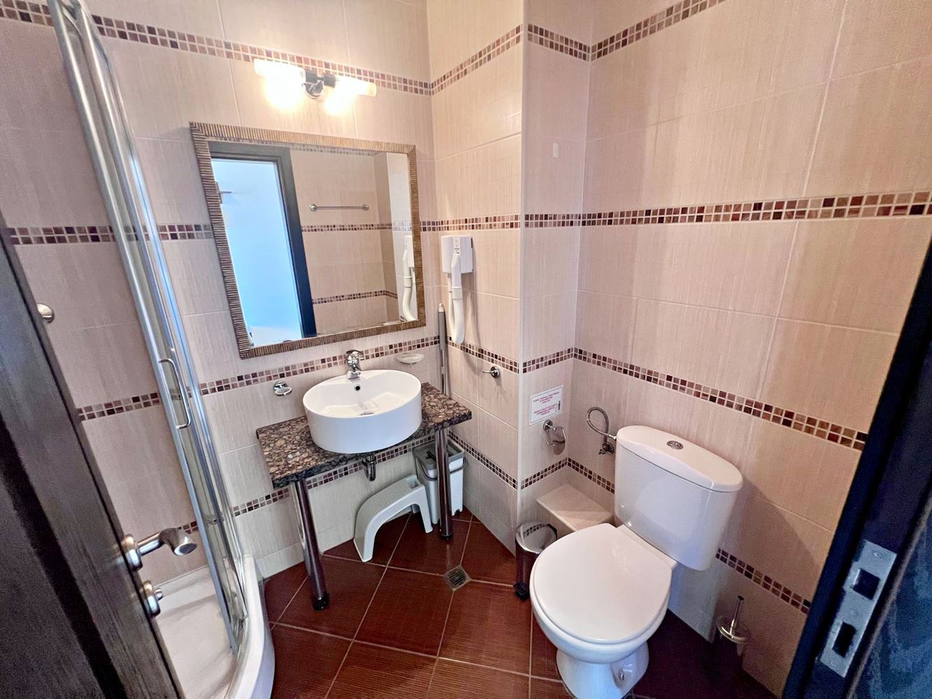 Byt s jednou ložnicí a panoramatickým výhledem na moře v první linii – prostorný byt ve Slunečném pobřeží