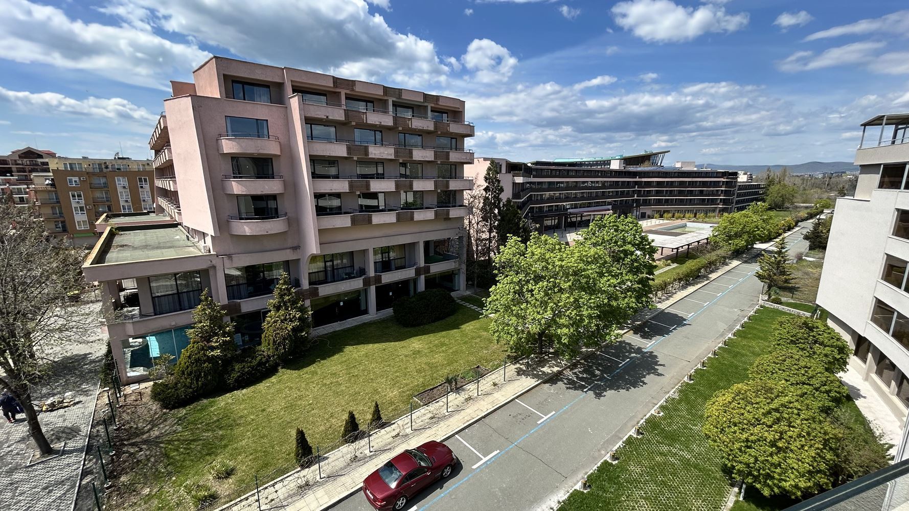 Elegantní byt se dvěma ložnicemi a panoramatickým výhledem na moře v první linii u moře na Slunečném pobřeží