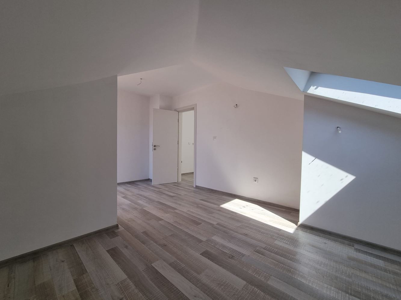 Světlý a moderní byt ve výborné lokalitě – kombinace komfortu, přírody a mořské atmosféry