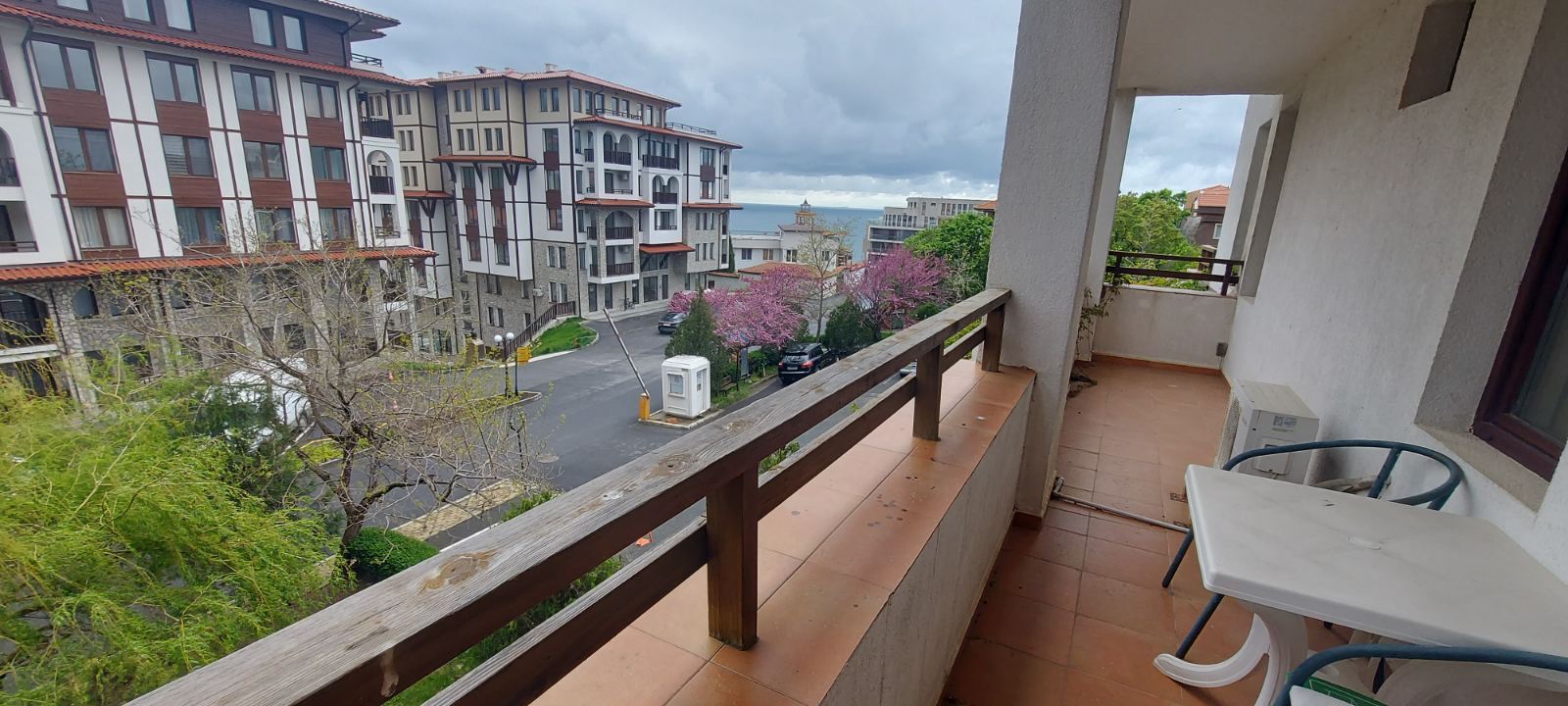 Prostorný apartmán s výhledem na moře ve Sveti Vlas – komfort, zeleň a prestižní lokalita