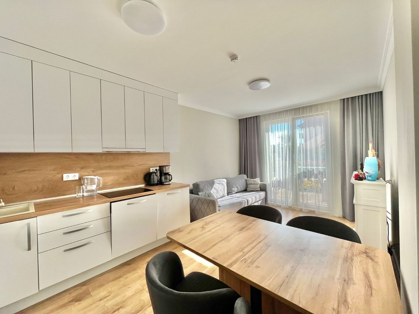 Dvouúrovňový apartmán se dvěma ložnicemi v centru Ravdy – luxus, komfort a vynikající poloha u moře