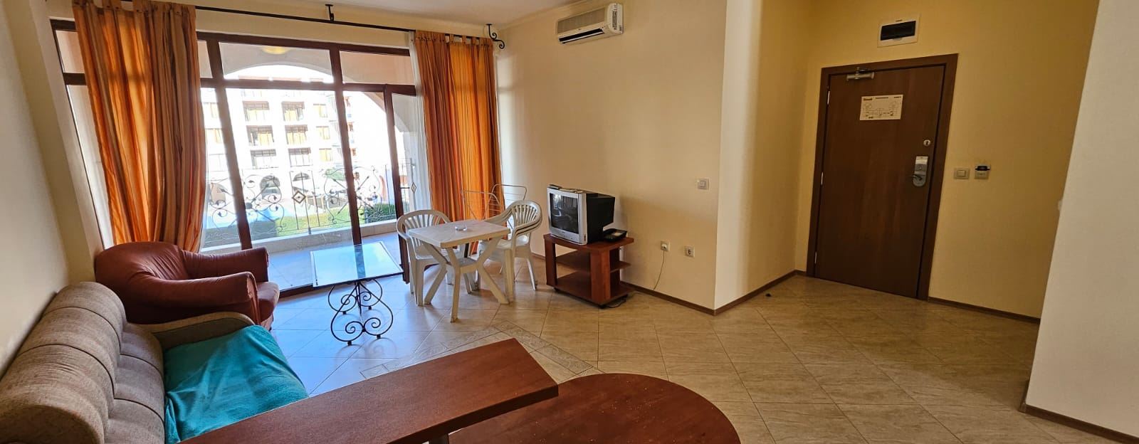 Prostorný apartmán s jednou ložnicí s výhledem na bazén – zařízený, s Aktem 16 a připravený k nastěhování
