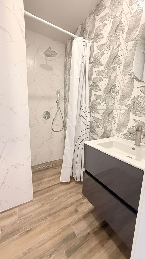 Luxusní apartmán se třemi ložnicemi na první linii v Ravdě – prostor, prestiž a úchvatné mořské panorama