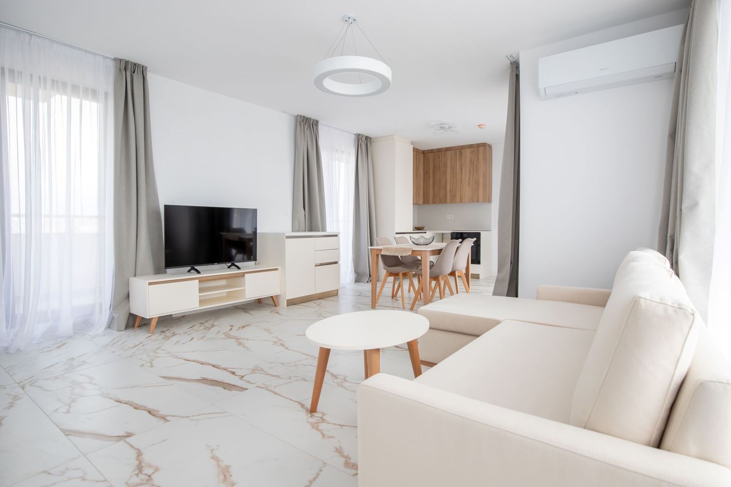 Panoramatický 3pokojový apartmán (se dvěma ložnicemi) v unikátním přímořském komplexu nové generace