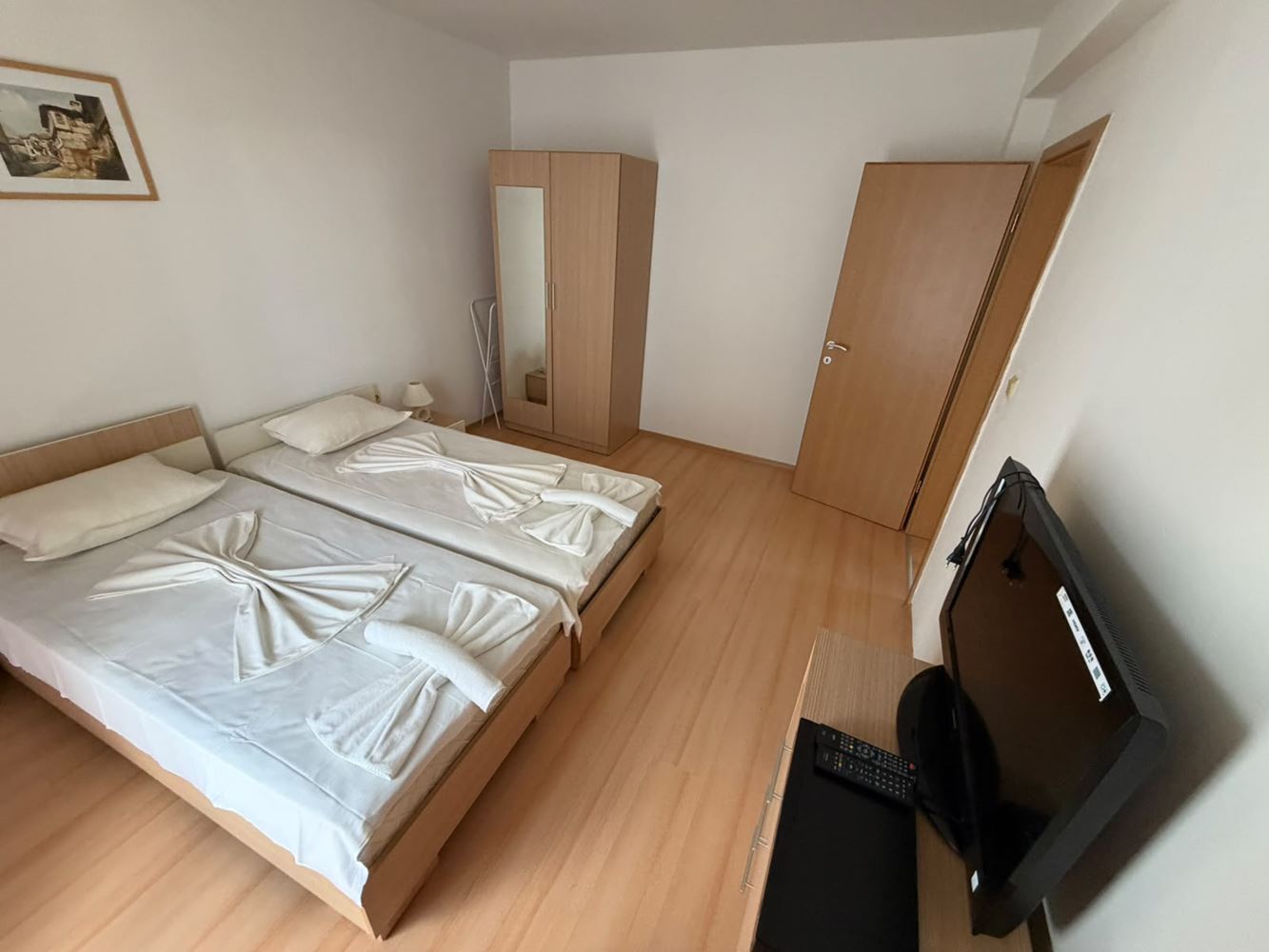 Prostorný apartmán se dvěma ložnicemi s výhledem na moře a hory v krásném uzavřeném komplexu u moře