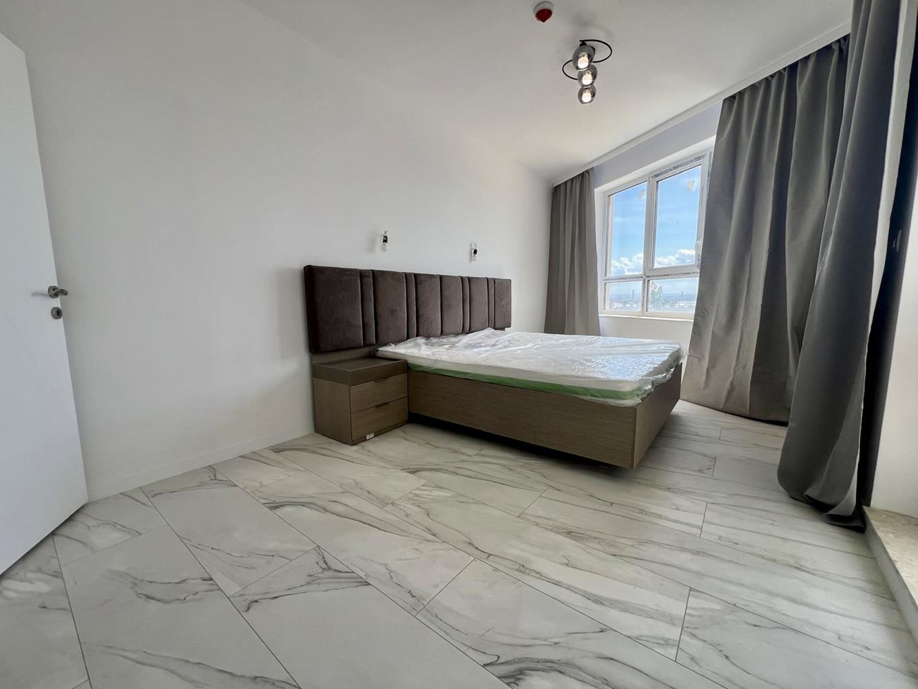 Moderní apartmán s jednou ložnicí s panoramatickým výhledem v prestižním komplexu – připraven k nastěhování