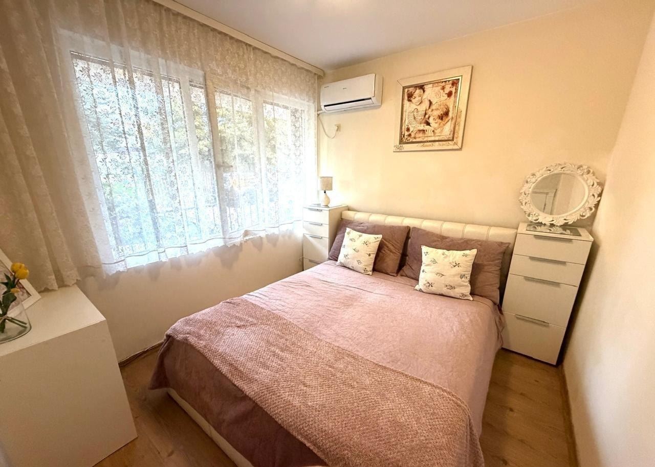 Prostorný apartmán se dvěma ložnicemi a vlastní zahrádkou pouhých 100 metrů od pláže v Nesebaru