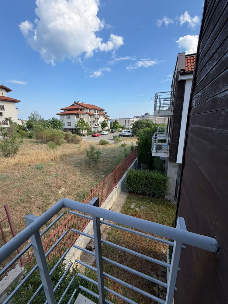 Prostorný apartmán se dvěma ložnicemi s výhledem na moře a hory v krásném uzavřeném komplexu u moře