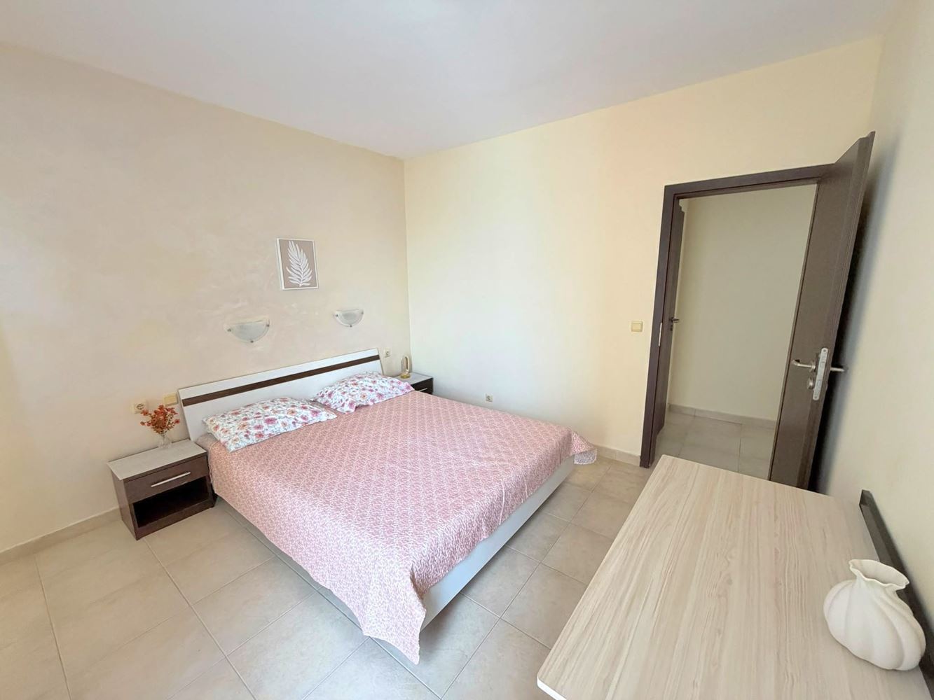 Apartmán se dvěma ložnicemi v Slunečném pobřeží bez poplatku za údržbu – výborná lokalita, atraktivní investice