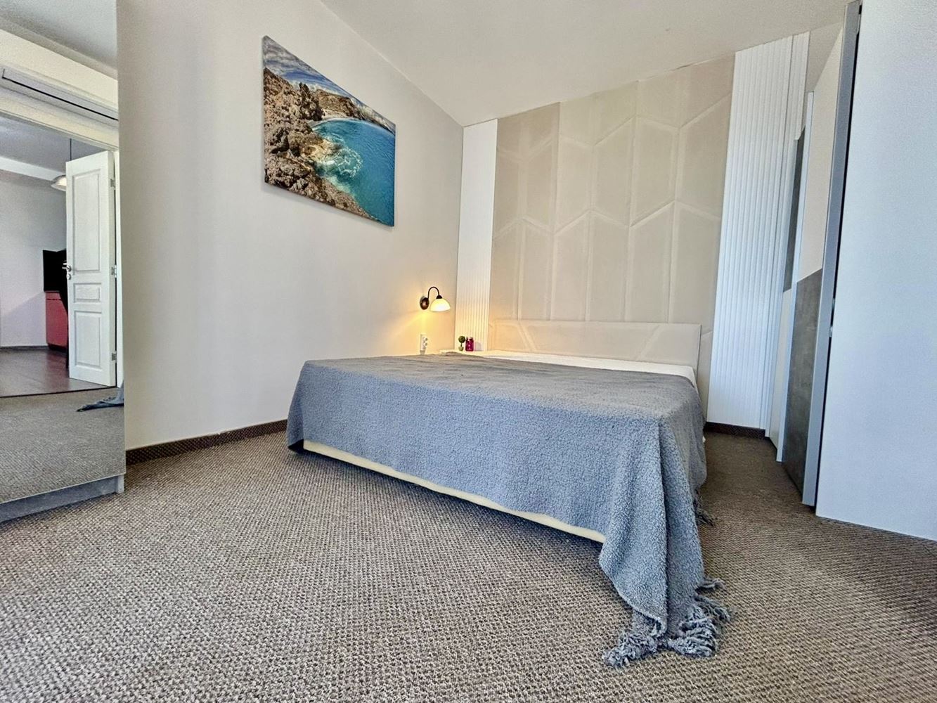 Apartmán s jednou ložnicí a dvěma prostornými terasami ve Slunečném pobřeží – plně zařízený a připravený k užívání