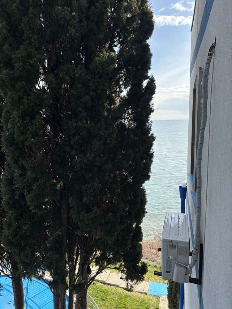 Prostorný dvoupokojový apartmán na první linii moře v Pomorie