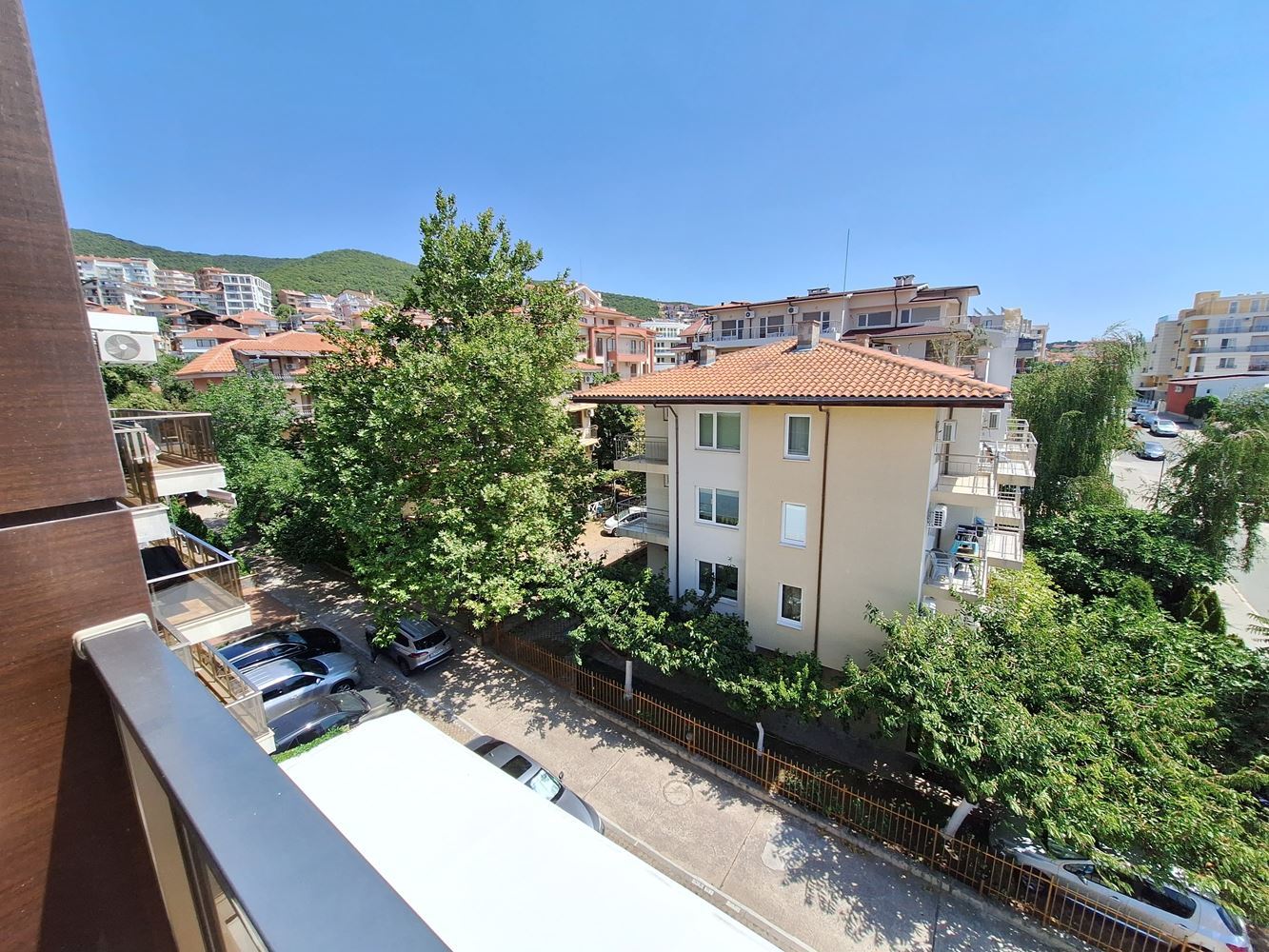 Prostorný apartmán se dvěma ložnicemi a parkovacím místem 200 metrů od moře ve Sveti Vlas
