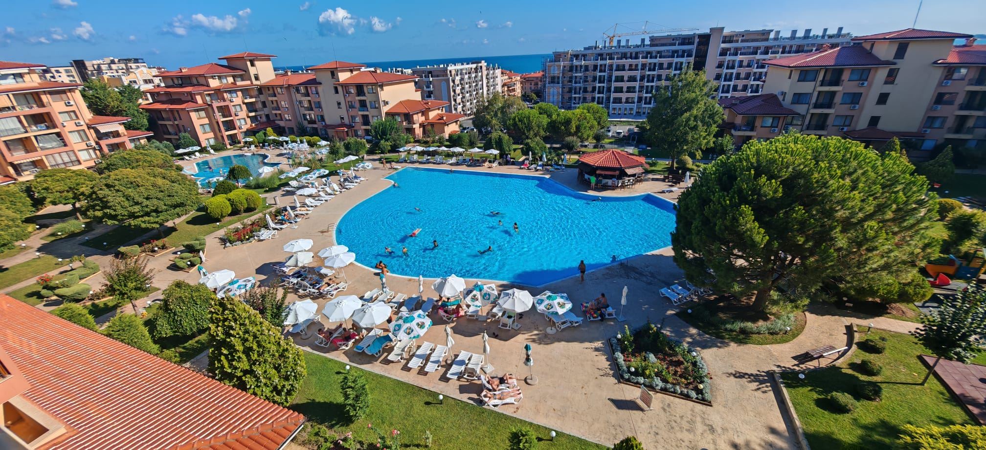 Panoramatický výhled na moře a bazény – prostorný apartmán se dvěma ložnicemi ve Sveti Vlas
