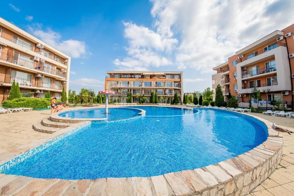 Světlý a teplý apartmán s jednou ložnicí u aquaparku v Sunny Beach – výborná investice k pronájmu