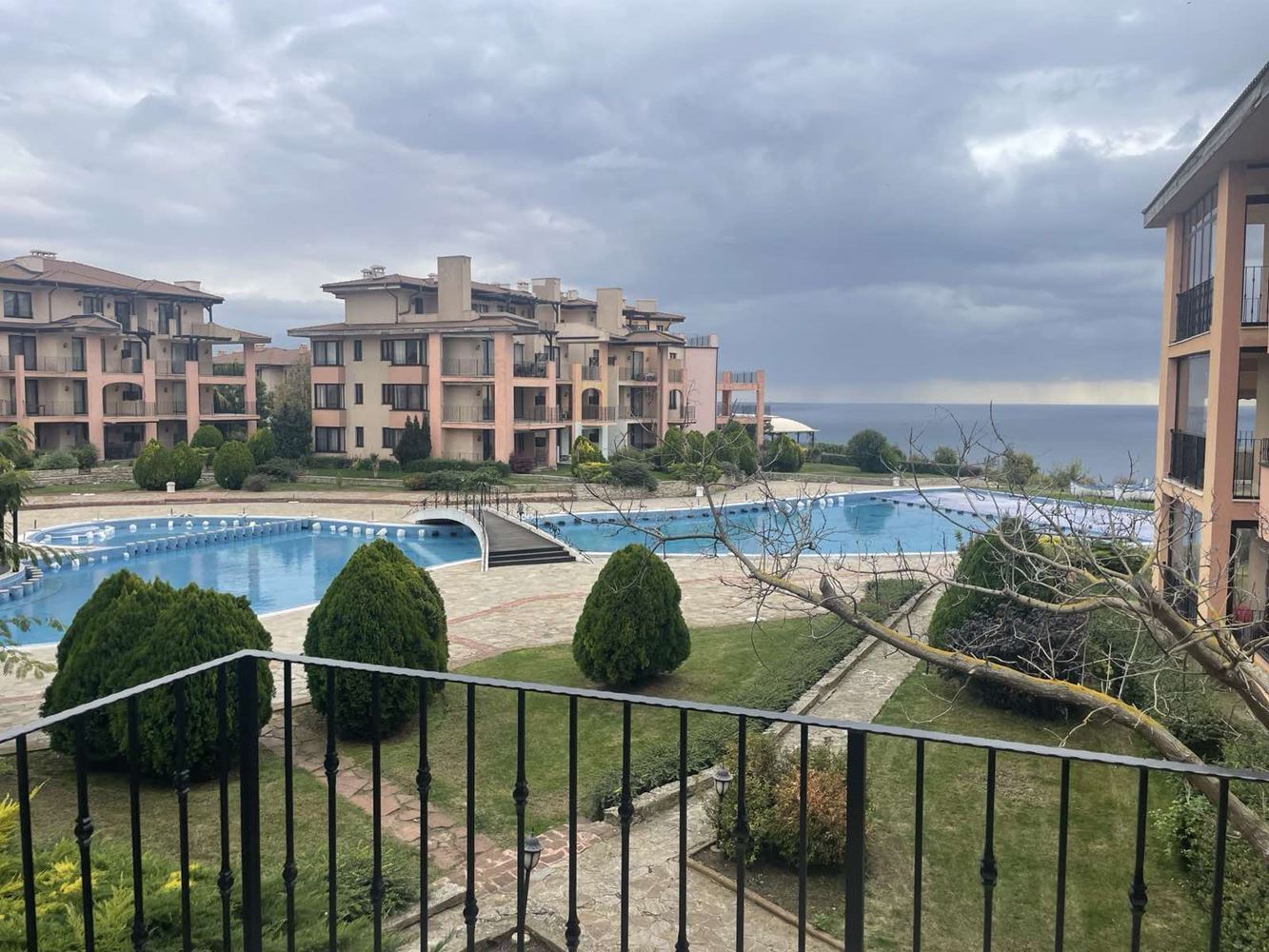Prostorný zařízený apartmán se dvěma ložnicemi a výhledem na moře u Balčiku – komfort uprostřed přírody a Golfové riviéry