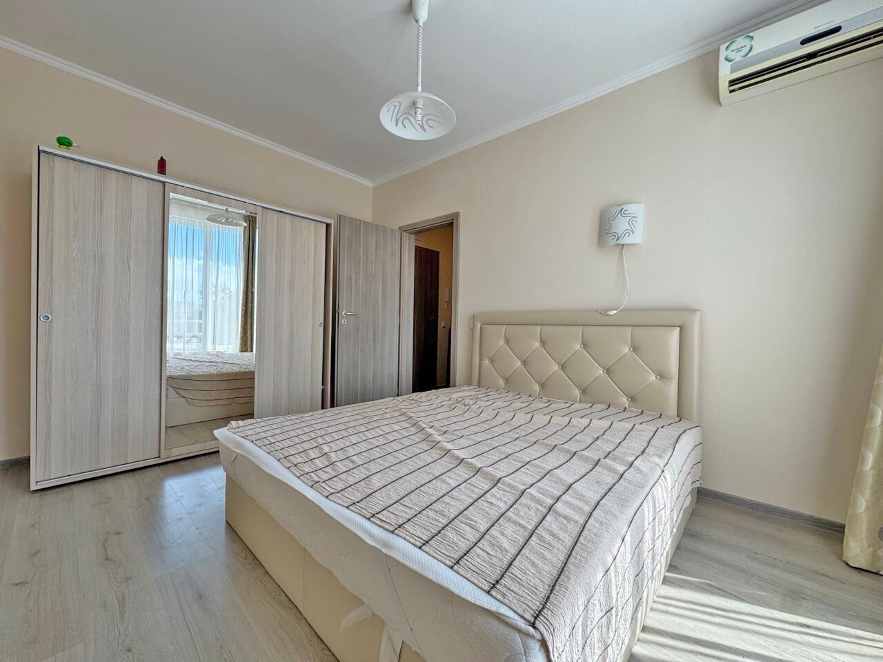Apartmán se dvěma ložnicemi s výhledem na bazén v moderním komplexu na Slunečném pobřeží