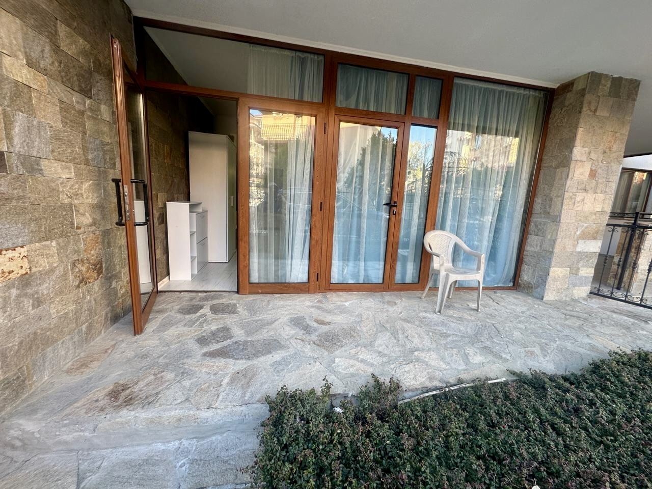 Prostorné studio v přízemí s terasou a možností přeměny na byt s jednou ložnicí – pouze 300 m od moře