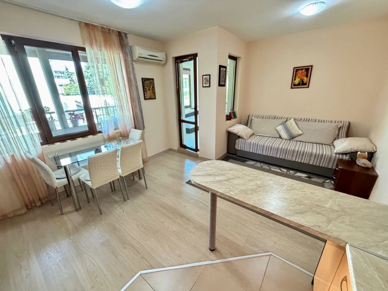Sarafovo – prostorný apartmán s jednou ložnicí, Aktem 16, minimálním poplatkem za údržbu a kompletním vybavením