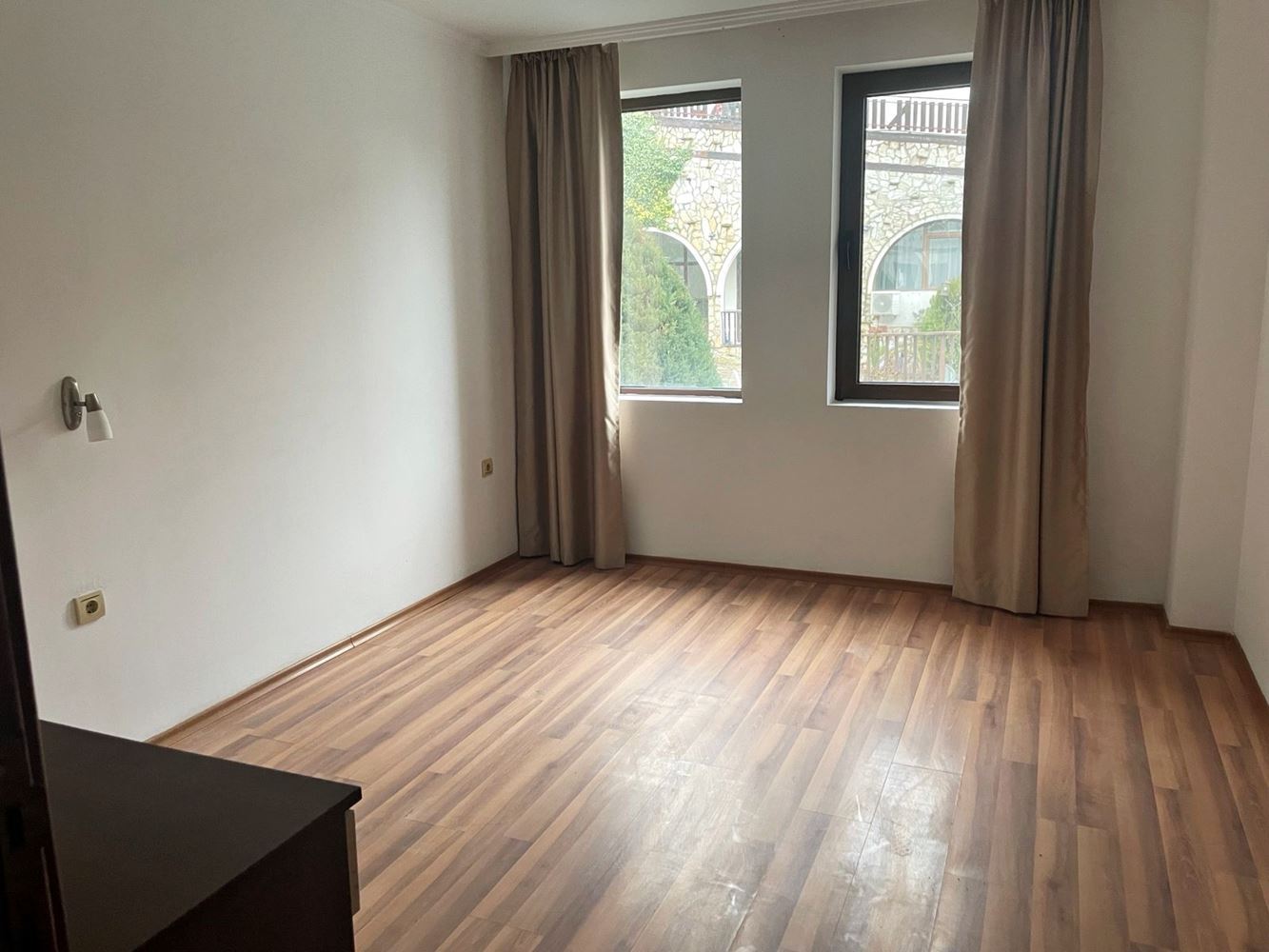Luxus a klid v první linii u moře ve Sveti Vlas – prostorný apartmán s jednou ložnicí a výhledem na bazén