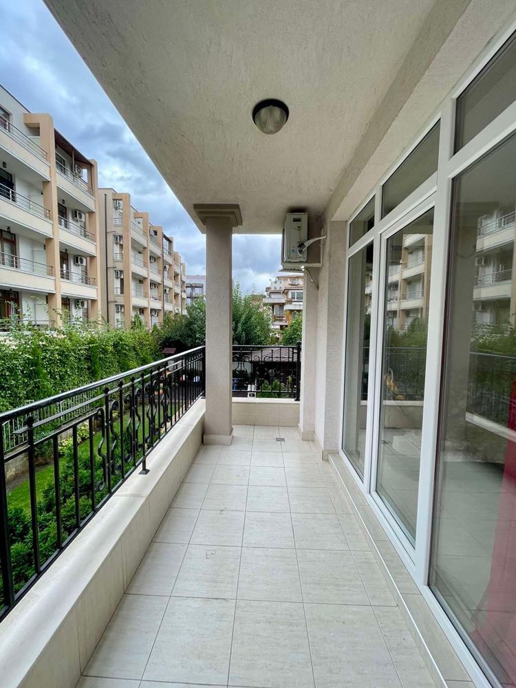 Útulný apartmán s jednou ložnicí a výhledem na bazén v klidném komplexu ve Slunečném pobřeží