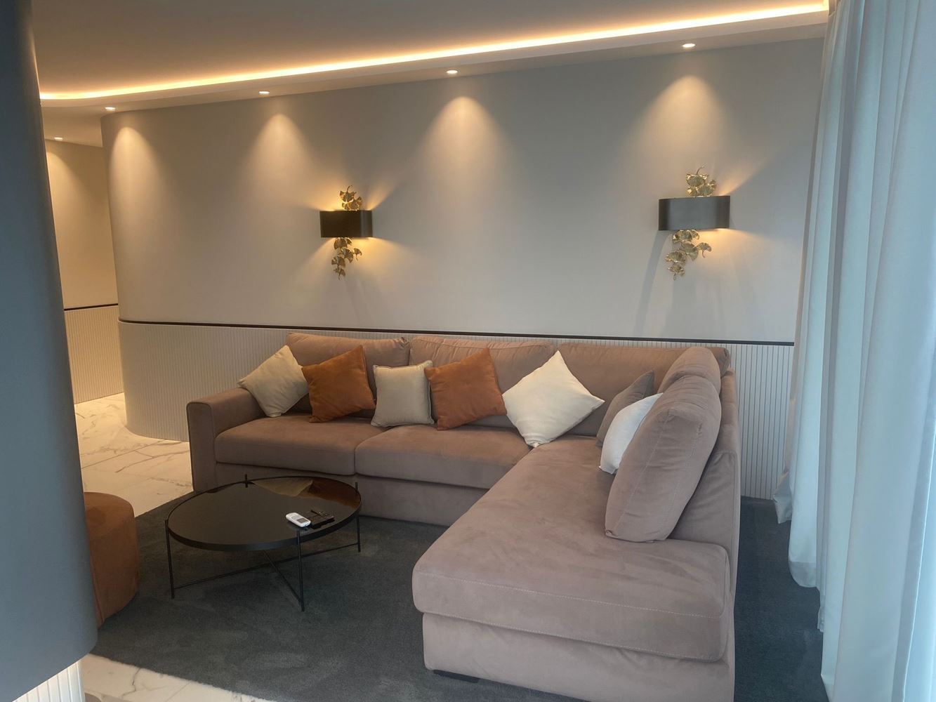 Elegantní a prostorný třípokojový apartmán v první linii u moře v Nesebaru – panoramatický výhled na moře a prémiový komfort
