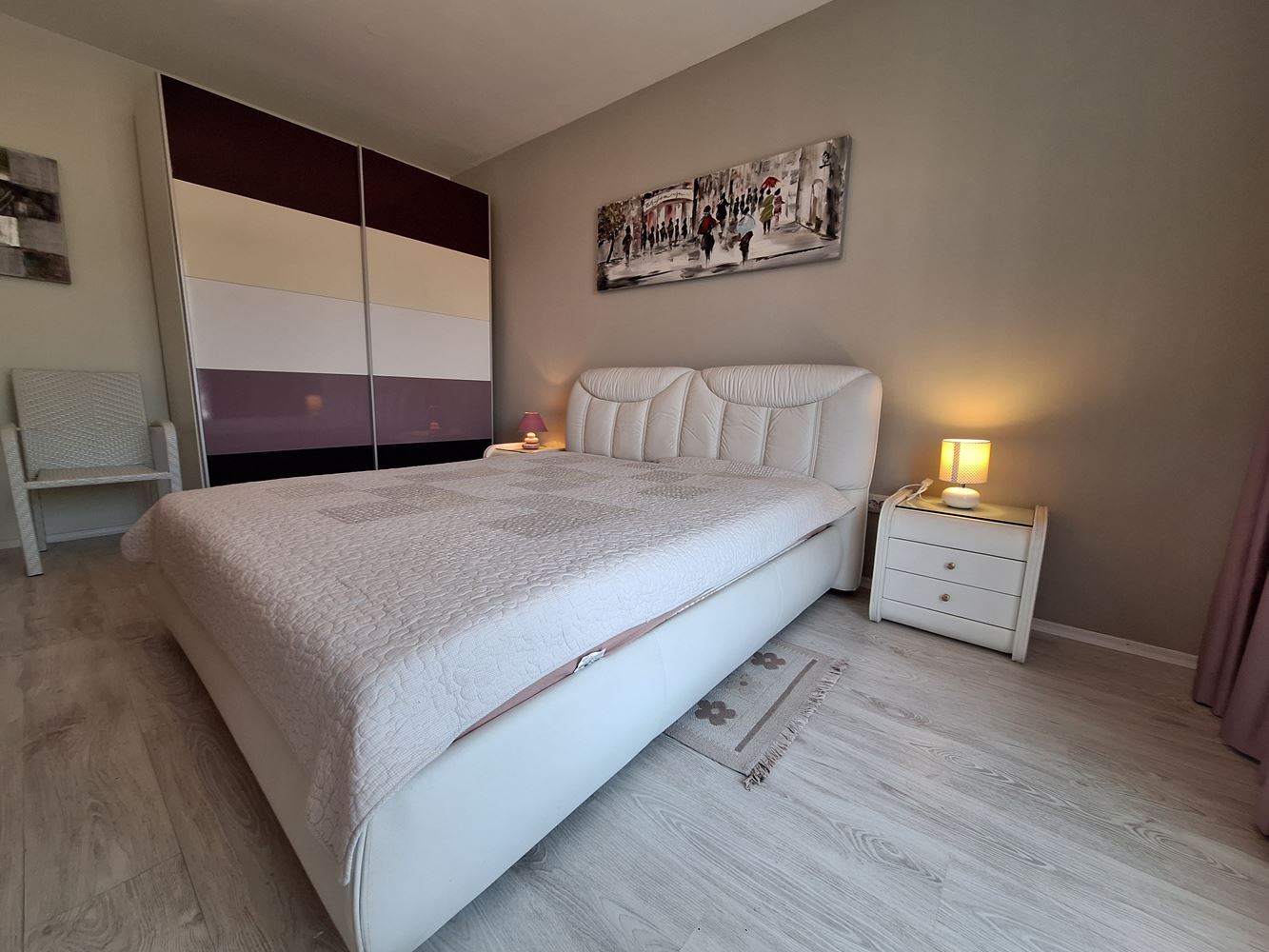 Prostorný apartmán se dvěma ložnicemi a parkovacím místem 200 metrů od moře ve Sveti Vlas