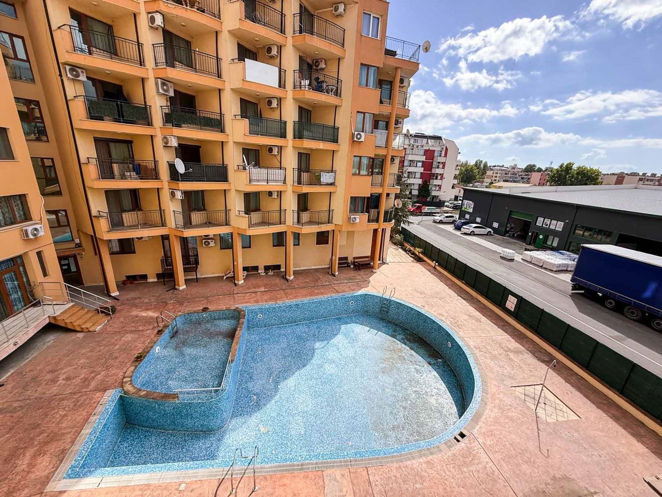 Sluneční pobřeží: útulný apartmán s jednou ložnicí s nízkým poplatkem za údržbu