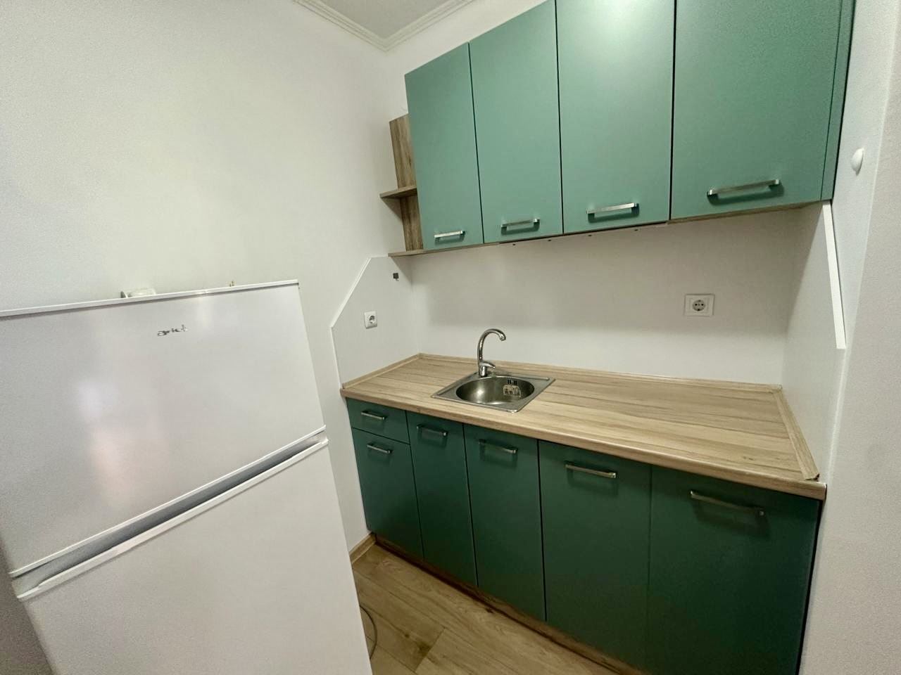 Prostorné studio v přízemí s velkou terasou a možností přeměny na byt s jednou ložnicí – bezpečí a komfort v Nessebaru