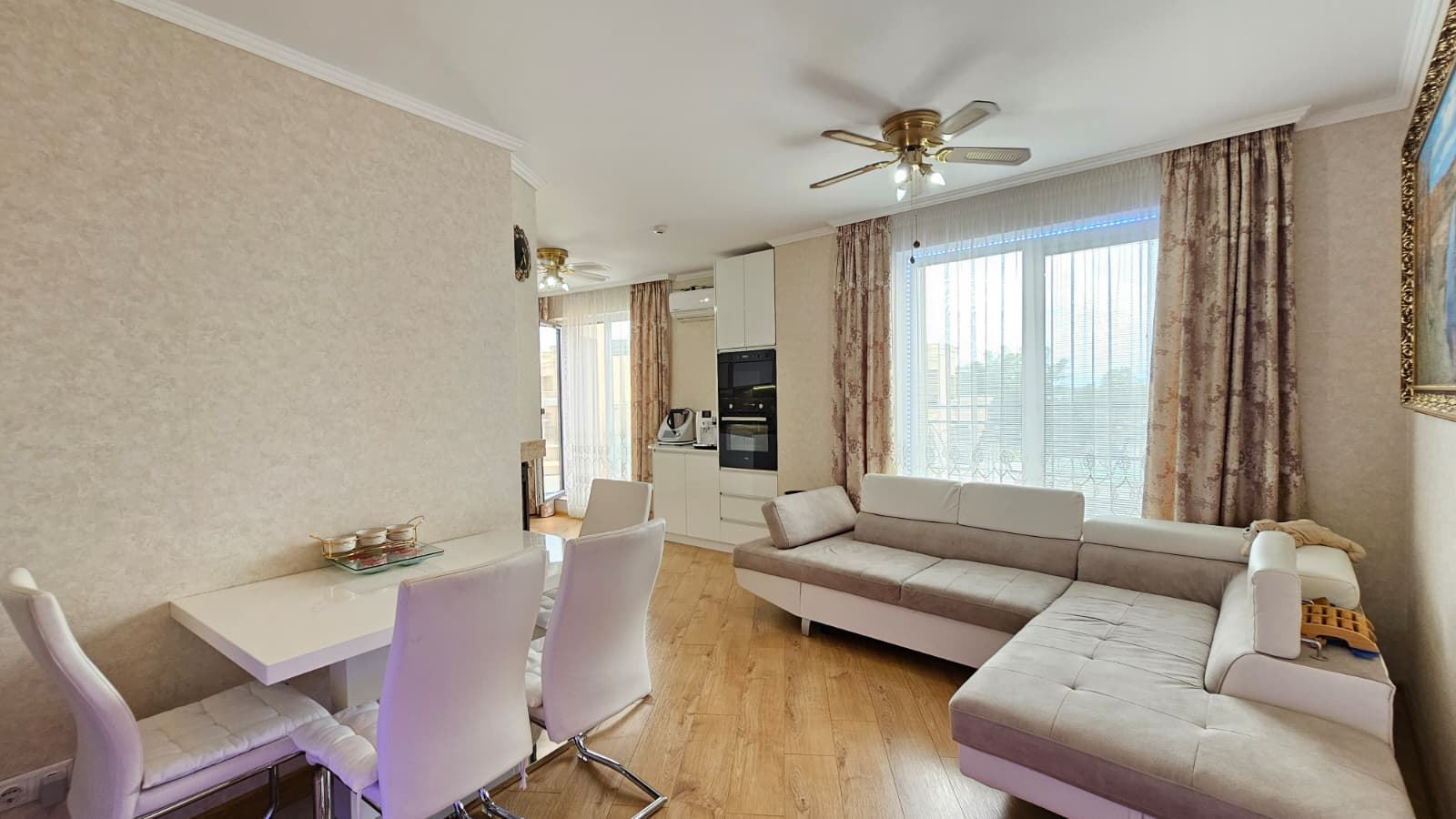 Prostorný penthouse s panoramatickou terasou a saunou v moderním rezidenčním komplexu v Slunečné pobřeží