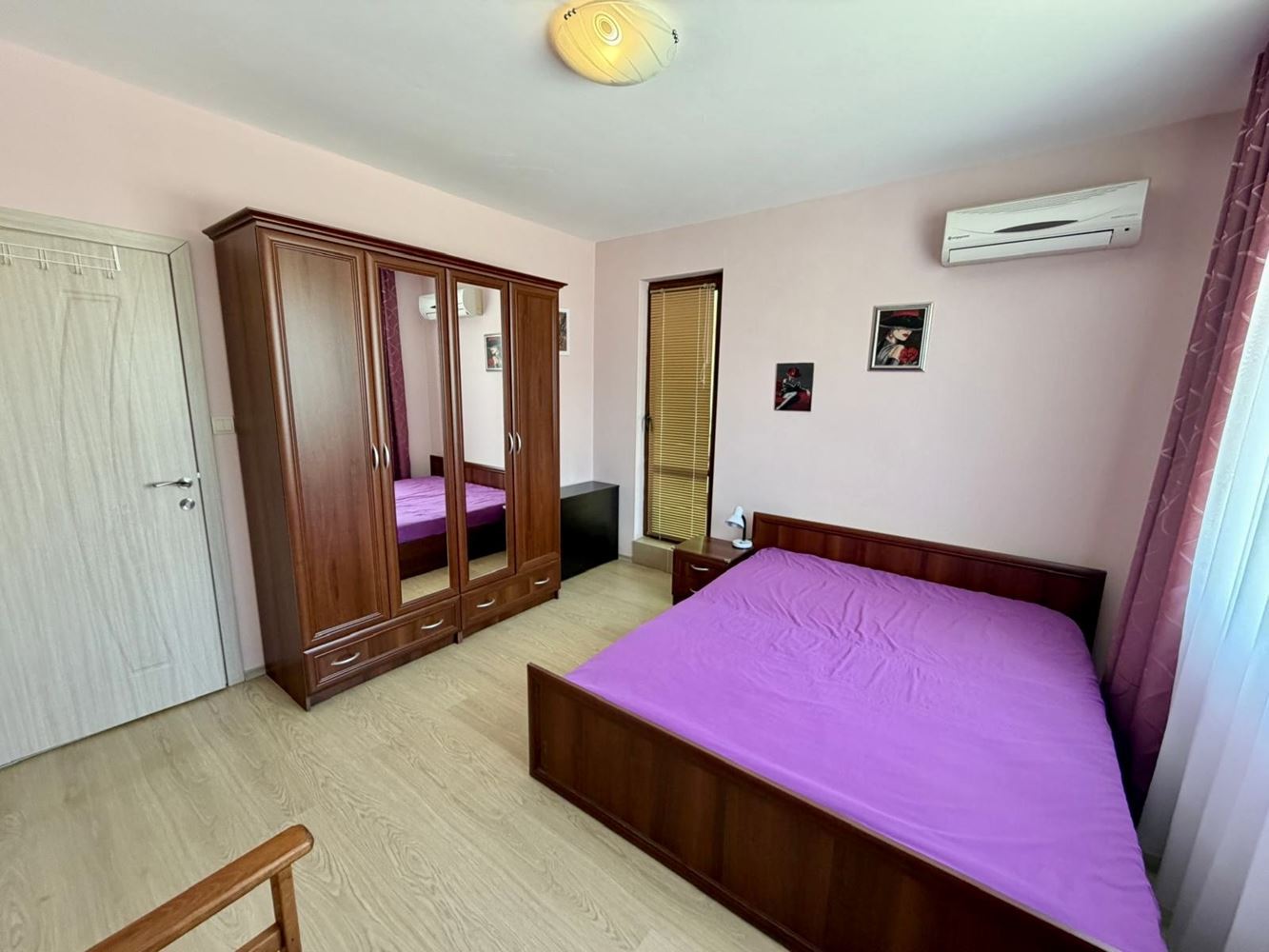Sarafovo – prostorný apartmán s jednou ložnicí, Aktem 16, minimálním poplatkem za údržbu a kompletním vybavením