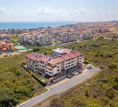 Prostorný třípokojový apartmán v Nesebaru – plně zařízený, v klidné a rychle se rozvíjející oblasti u moře