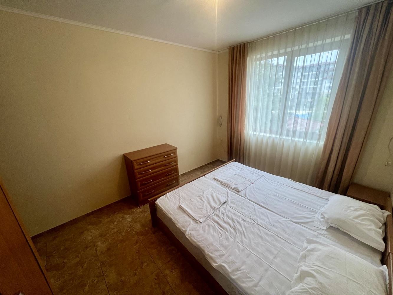 Prostorný třípokojový byt s výhledem na bazén v prestižním komplexu v Nesebaru