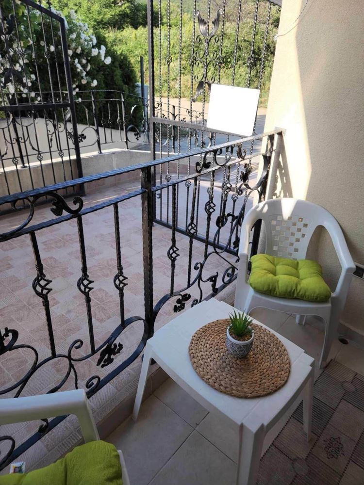 Komfort a praktičnost u moře – plně zařízený apartmán s jednou ložnicí ve Sveti Vlas