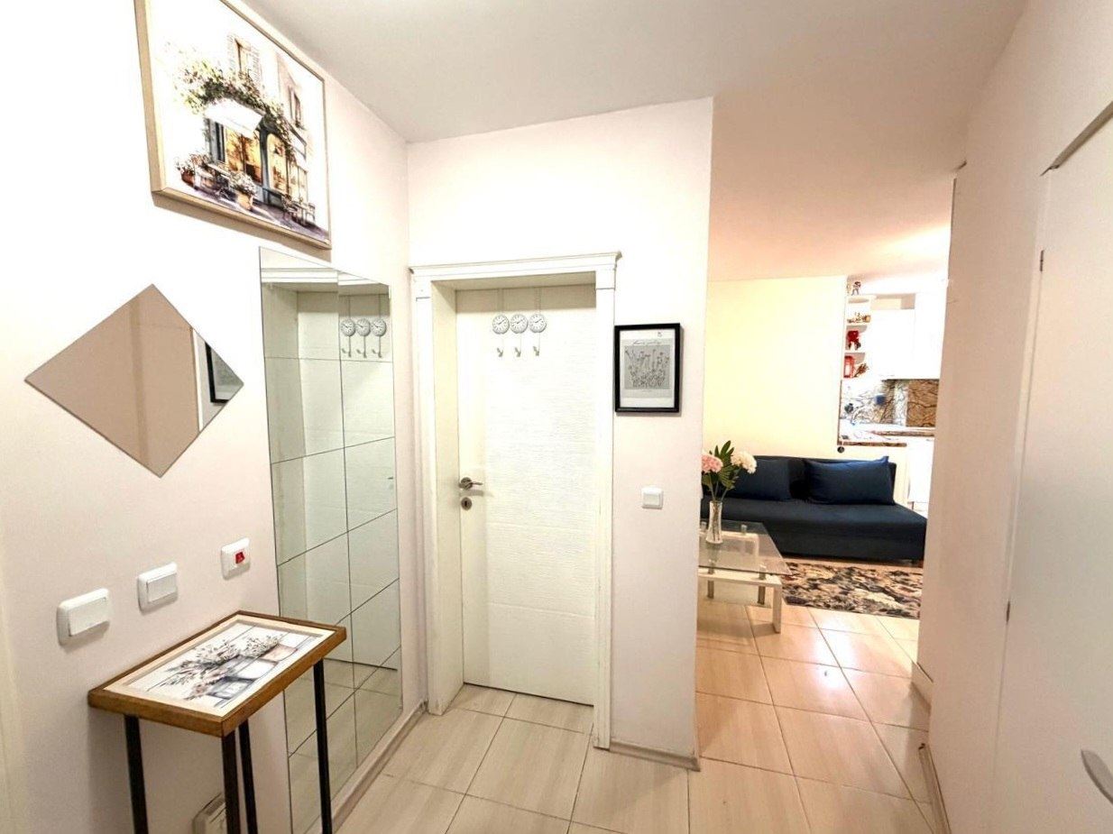 Prostorný apartmán se dvěma ložnicemi a vlastní zahrádkou pouhých 100 metrů od pláže v Nesebaru
