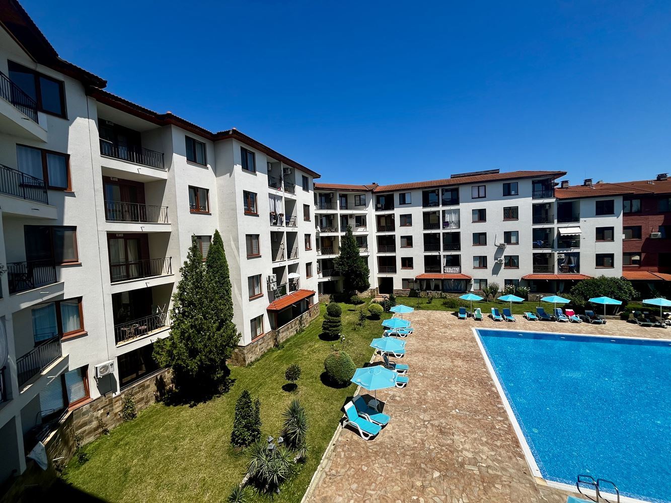 Prostorný apartmán se dvěma ložnicemi v Nesebaru – kompletně zařízený a připravený k nastěhování