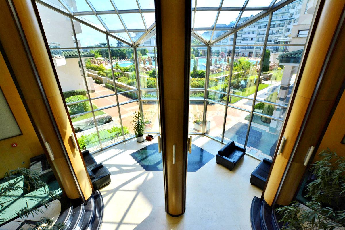 Dvoupokojový byt (s jednou ložnicí) v první linii u moře v Ravda – luxus, příroda a výhled na bazén