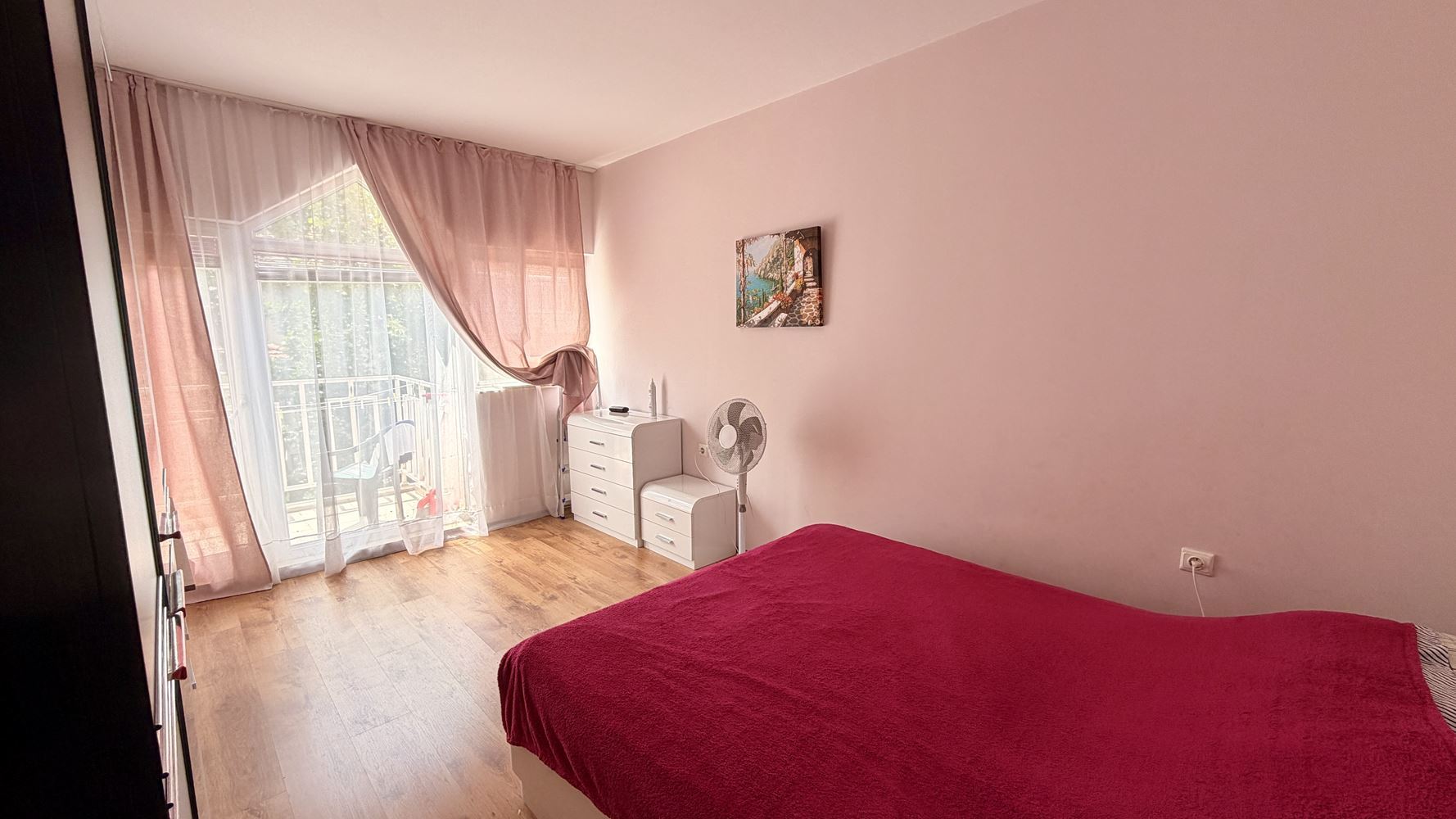 Apartmán s jednou ložnicí v Sunny Beach – klid, zeleň a komfort v srdci letoviska
