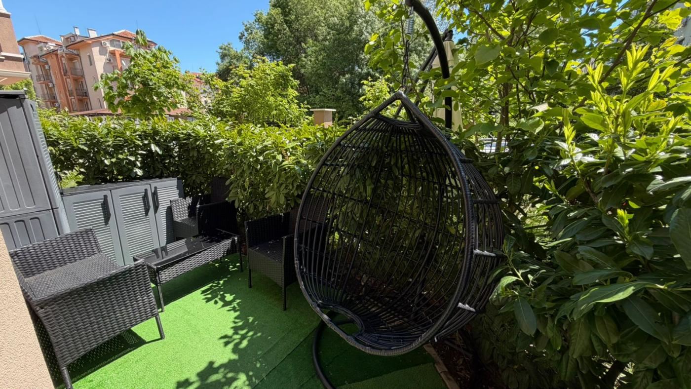 Luxusní studio s velkou verandou v prestižním komplexu na Slunečném pobřeží – komfort, zeleň a SPA relaxace