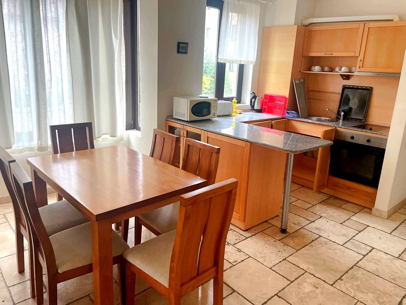 Prostorný zařízený apartmán se dvěma ložnicemi a výhledem na moře u Balčiku – komfort uprostřed přírody a Golfové riviéry