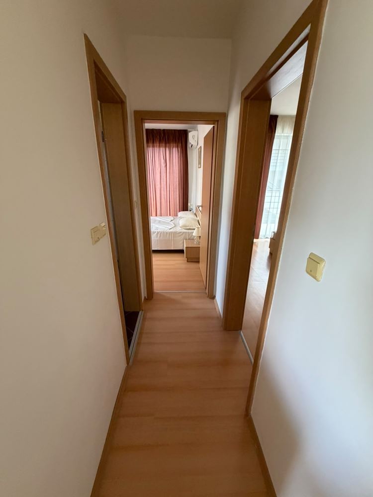 Prostorný apartmán se dvěma ložnicemi s výhledem na moře a hory v krásném uzavřeném komplexu u moře
