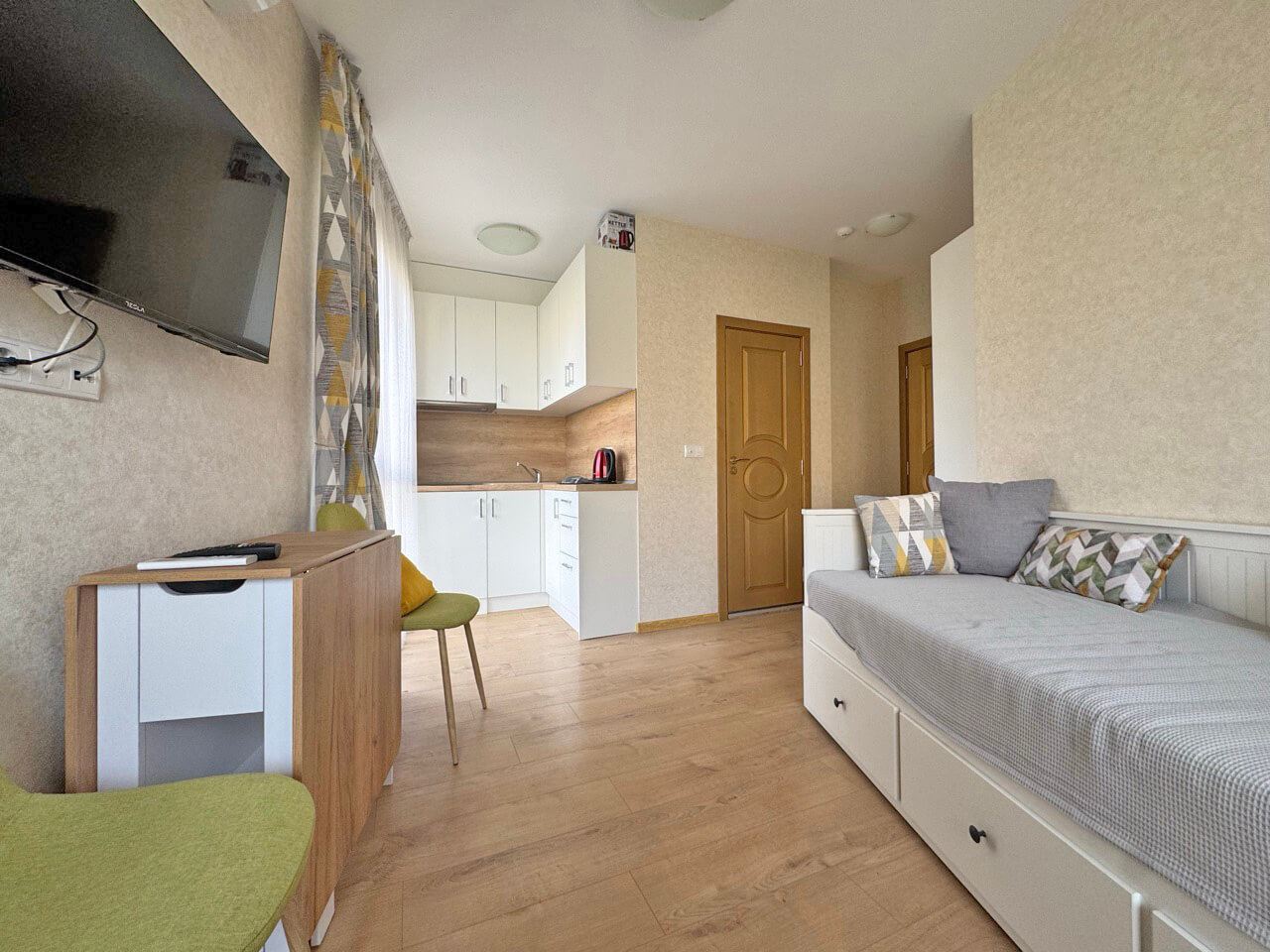 Světlé studio v luxusním komplexu – skvělý komfort u bazénu