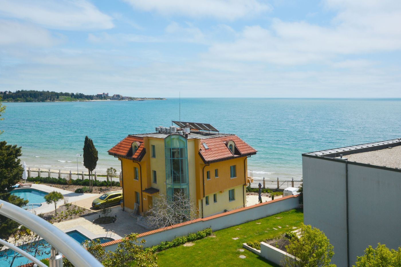 Luxusní třípokojový apartmán s výhledem na moře na první linii v Ravdě – 114 m², dvě terasy a maximální komfort