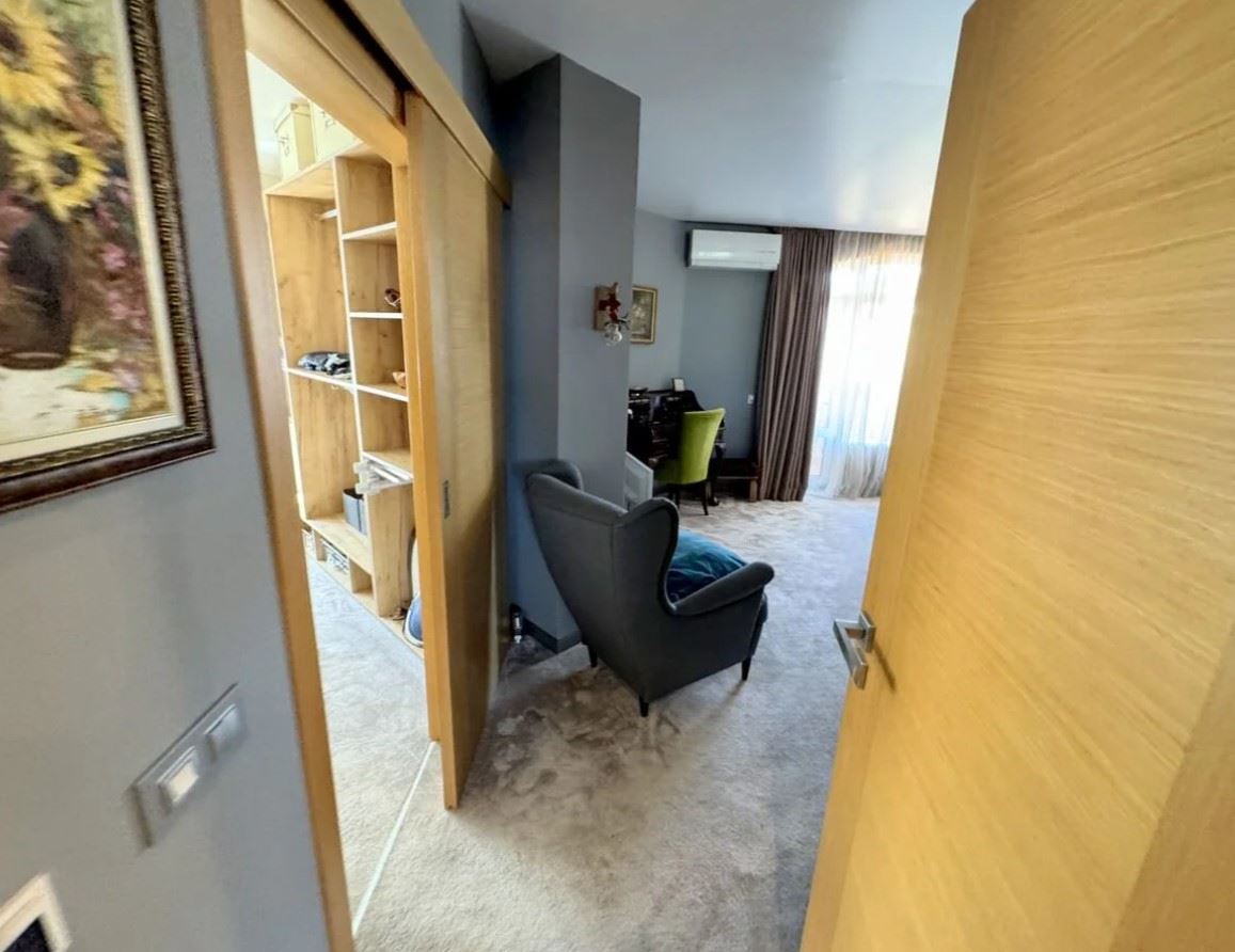 Apartmán se dvěma ložnicemi v prestižním uzavřeném komplexu ve Svatém Vlasu – první linie komfortu a přírody