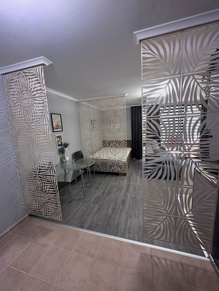 Dvouložnicový apartmán s částečným výhledem na moře v Sveti Vlas – zařízený, po rekonstrukci, v luxusním uzavřeném komplexu