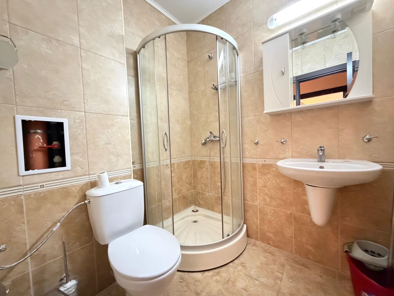 Apartmán se dvěma ložnicemi a výhledem na bazén v Nesebaru – prostor, komfort a výborná lokalita pouhých 300 metrů od moře