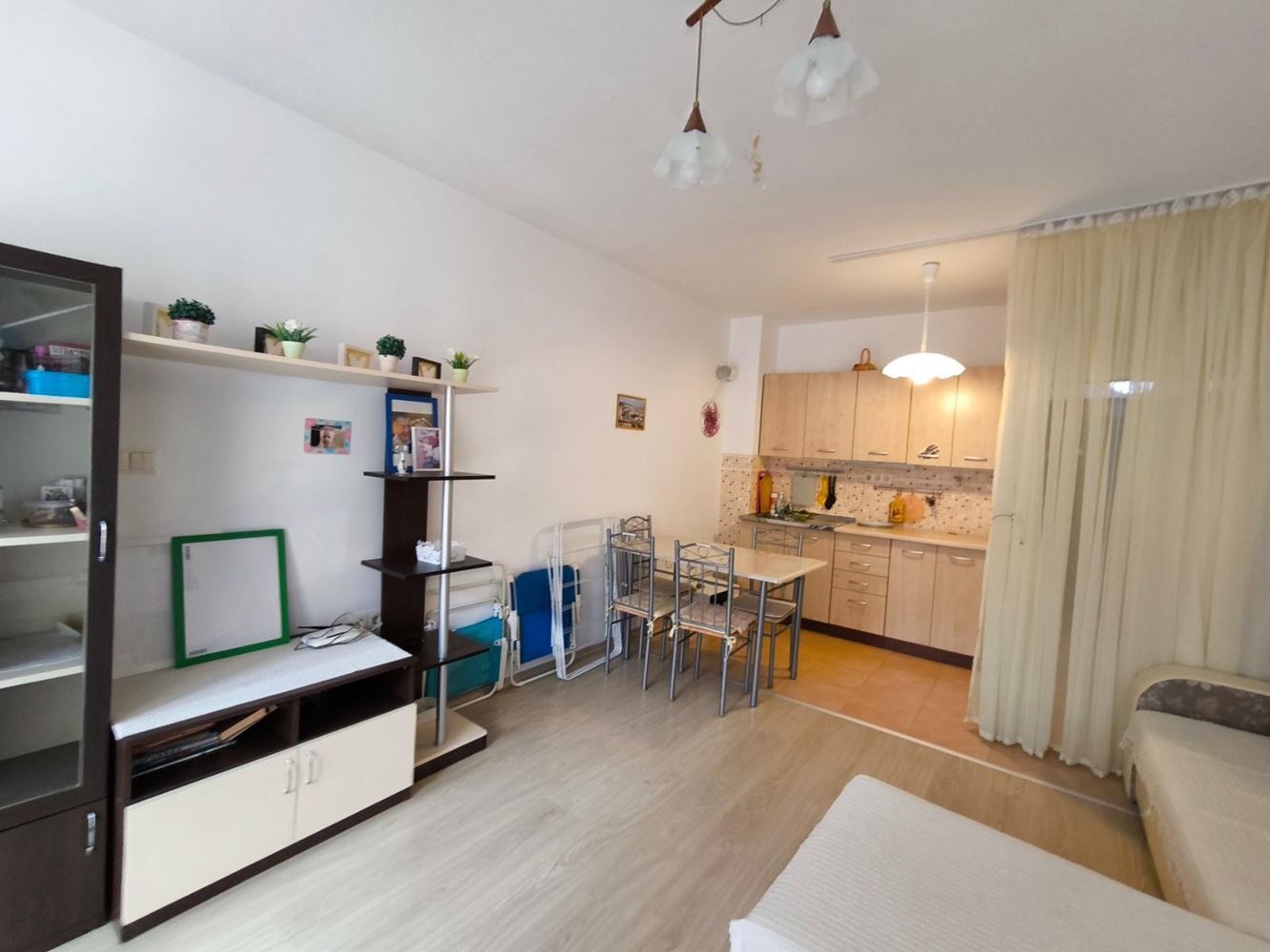 Prostorné a světlé studio v Pomorí – centrální poloha, nízké náklady a výborná investice