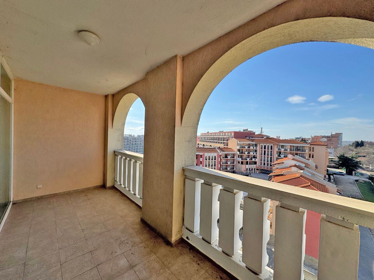 Exkluzivní apartmán s jednou ložnicí v první linii u moře v Pomorie – luxus, prestiž a investice s okamžitou návratností